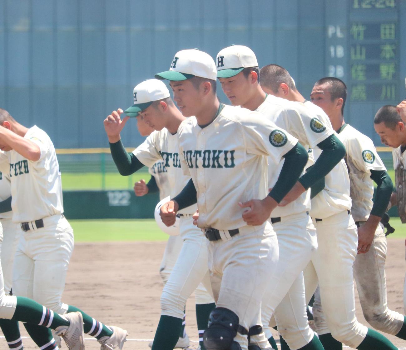 神戸国際大付対報徳学園　報徳学園の堀柊那捕手はあいさつを終えてベンチ前へ戻る（撮影・林亮佑）