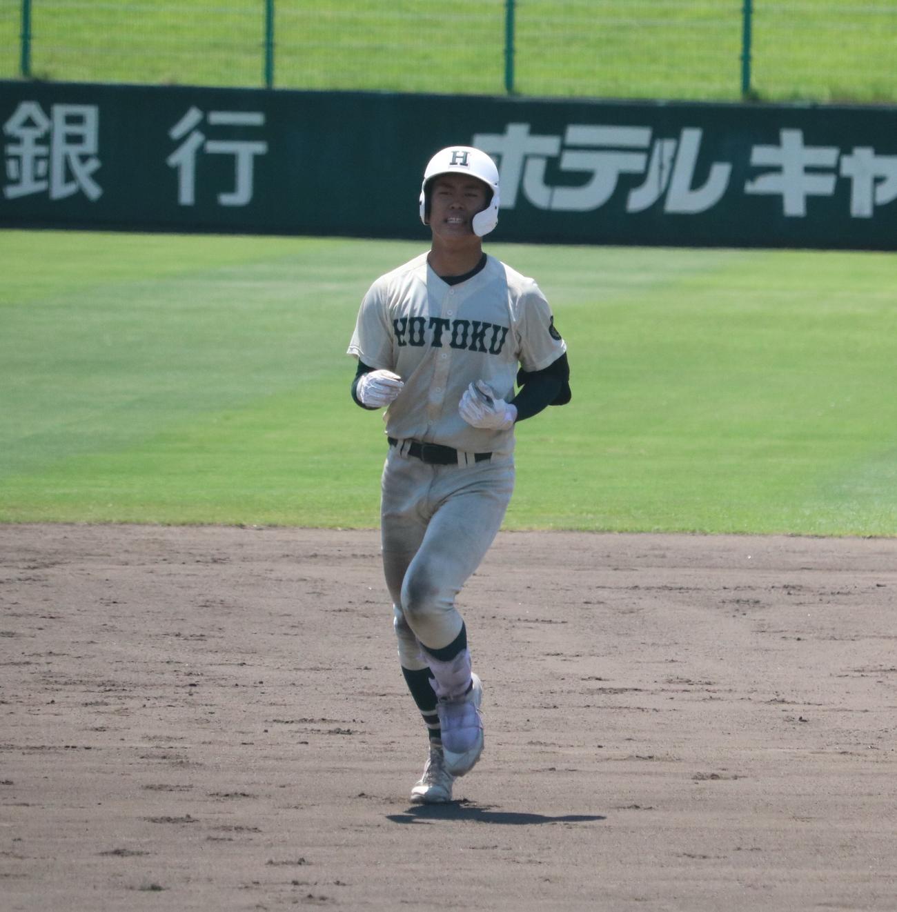 神戸国際大付対報徳学園　7回裏2死二、三塁、報徳学園の堀柊那捕手（3年）は凡退し、悔しい表情を見せる（撮影・林亮佑）