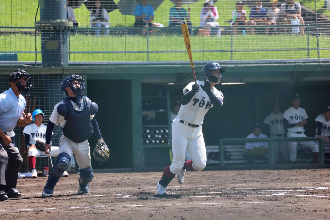 大阪桐蔭対淀川工科　1回に3点本塁打を打つ大阪桐蔭・南川（撮影・安岡拓磨）