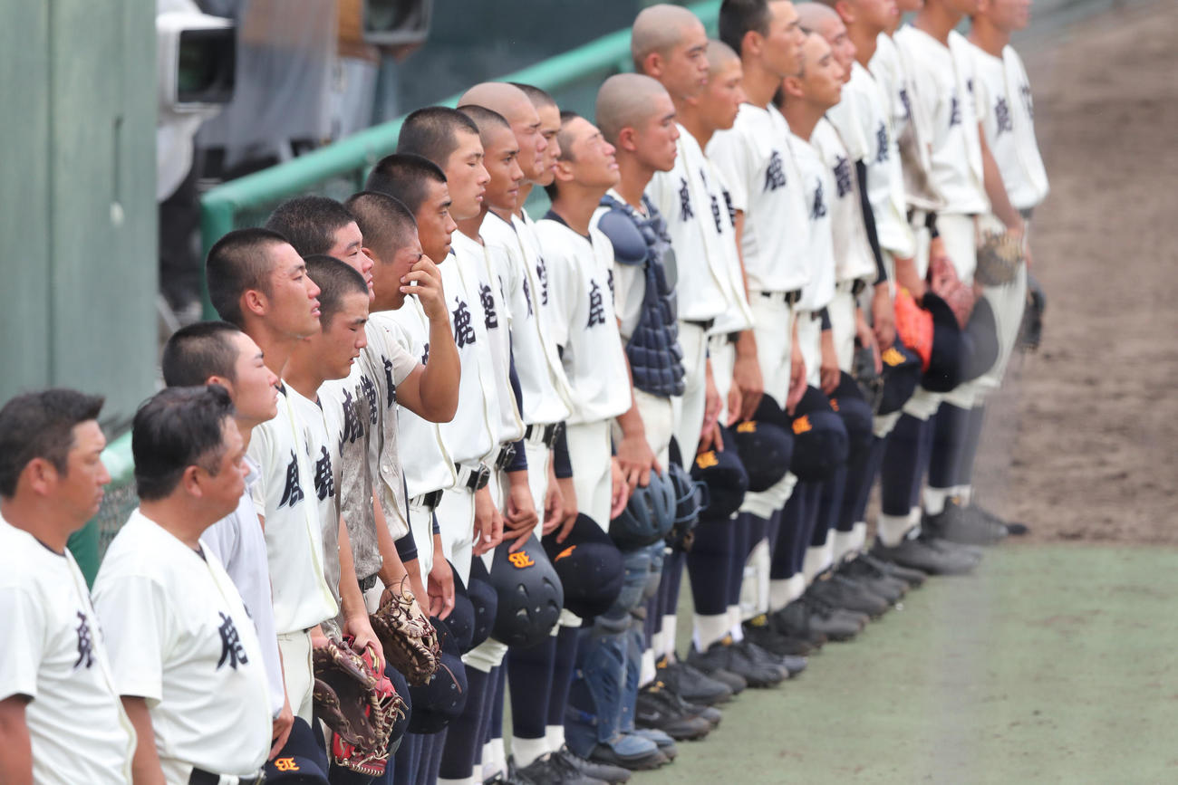 鹿児島実対神村学園　神村学園に敗れた鹿児島実はベンチ前で肩を落とす（撮影・梅根麻紀）