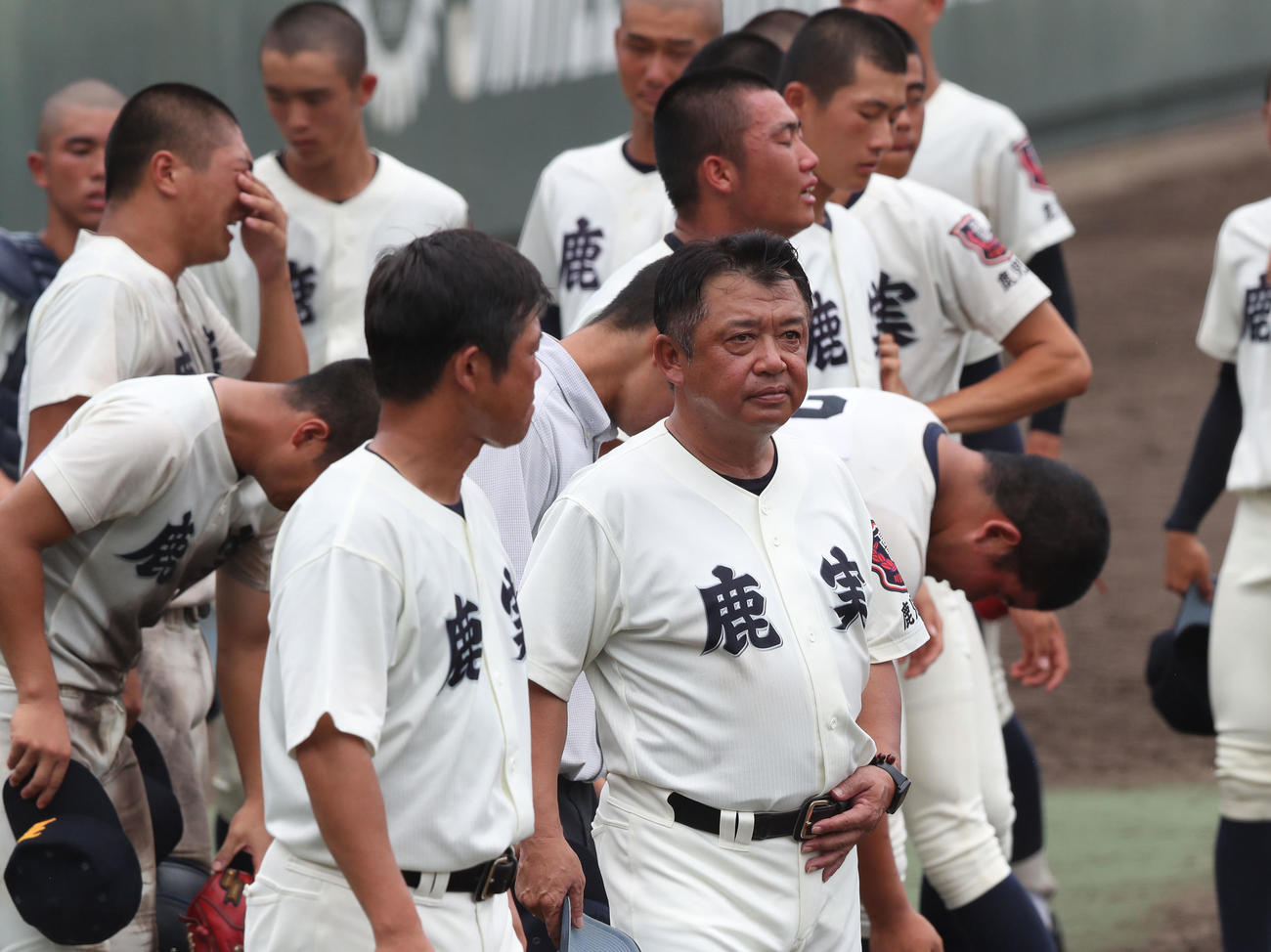 鹿児島実対神村学園　神村学園に敗れた鹿児島実はベンチ前で肩を落とす（撮影・梅根麻紀）