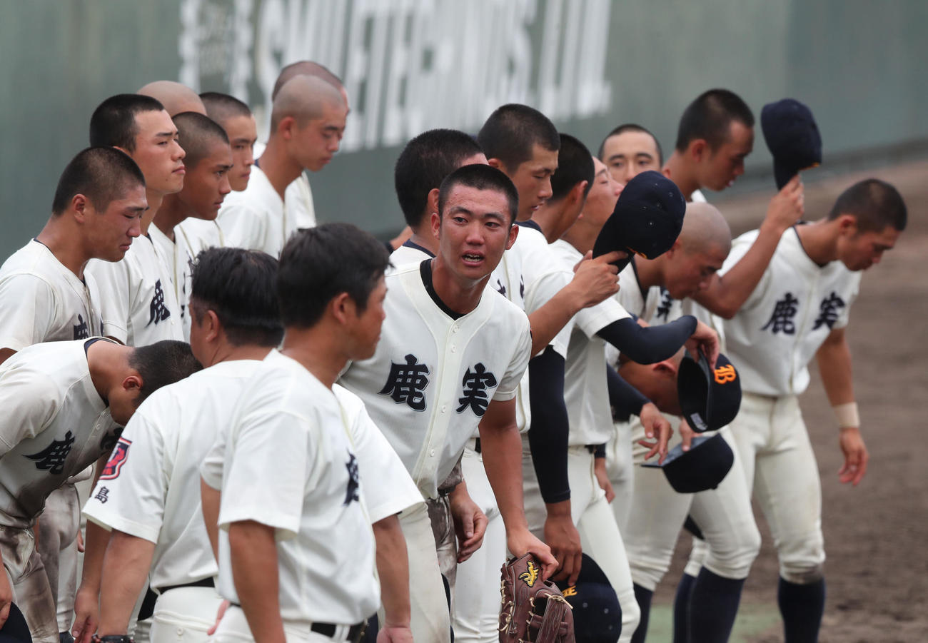 鹿児島実対神村学園　神村学園に敗れた鹿児島実はベンチ前で肩を落とす（撮影・梅根麻紀）