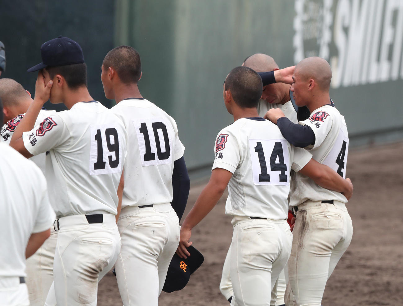 鹿児島実対神村学園　神村学園に敗れた鹿児島実はベンチ前で肩を落とす（撮影・梅根麻紀）