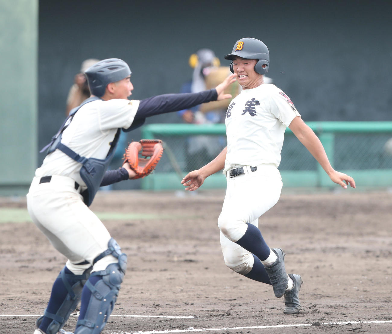 鹿児島実対神村学園　3回表鹿児島実2死二塁、徳永の先制適時打で生還する福盛（撮影・梅根麻紀）