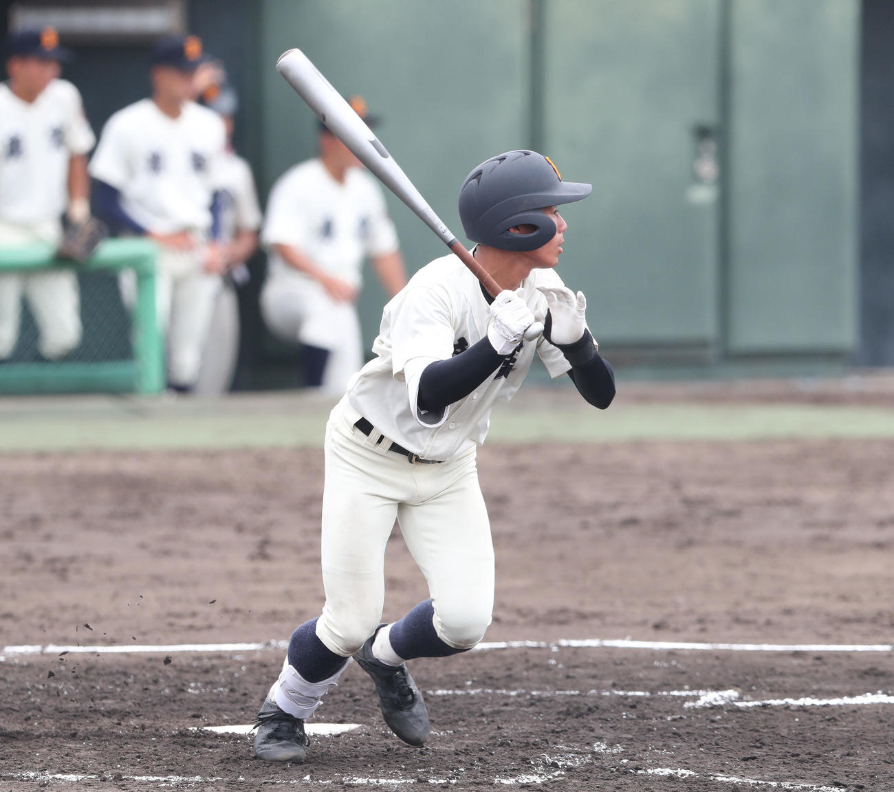 鹿児島実対神村学園　3回表鹿児島実2死二塁、徳永は先制適時打を放つ（撮影・梅根麻紀）