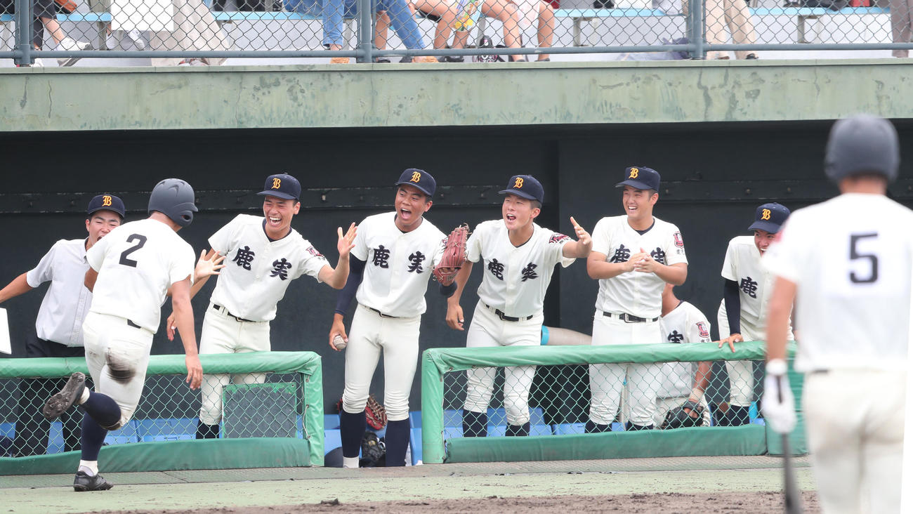 鹿児島実対神村学園　3回表鹿児島実2死二塁、徳永の先制適時打で生還する福盛（撮影・梅根麻紀）