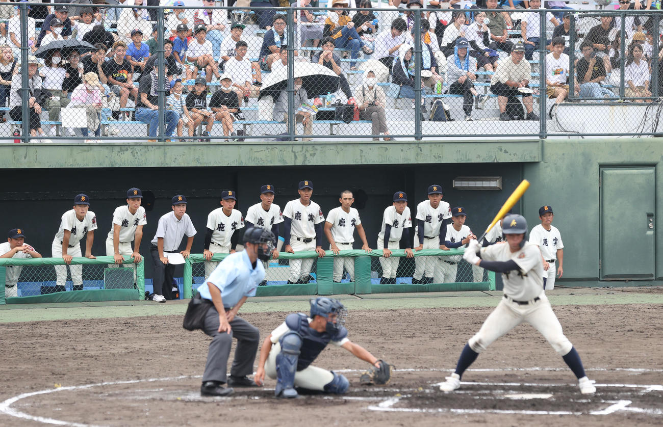 鹿児島実対神村学園　神村学園の攻撃を見つめるベンチの鹿児島実ナイン（撮影・梅根麻紀）