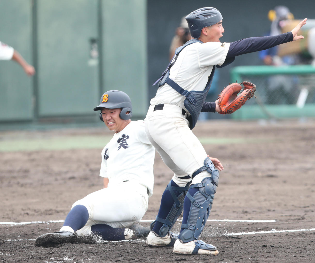 鹿児島実対神村学園　3回表鹿児島実2死二塁、徳永の先制適時打で生還する福盛（撮影・梅根麻紀）