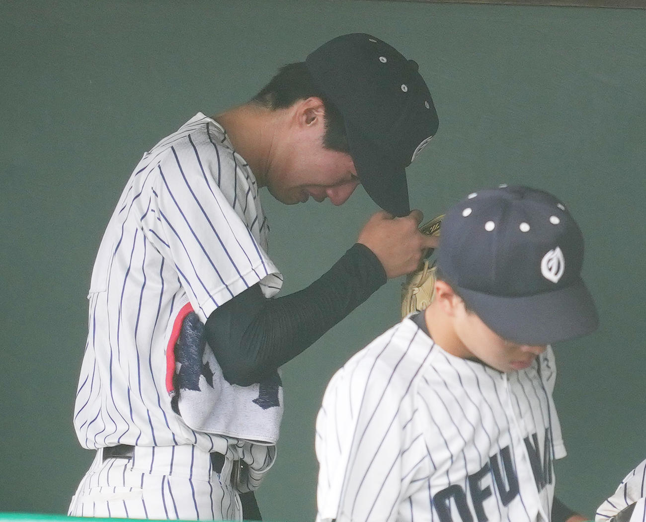 大船渡対盛岡一　盛岡一に敗れ、涙を流しながら引き揚げる大船渡・佐々木（撮影・菅敏）
