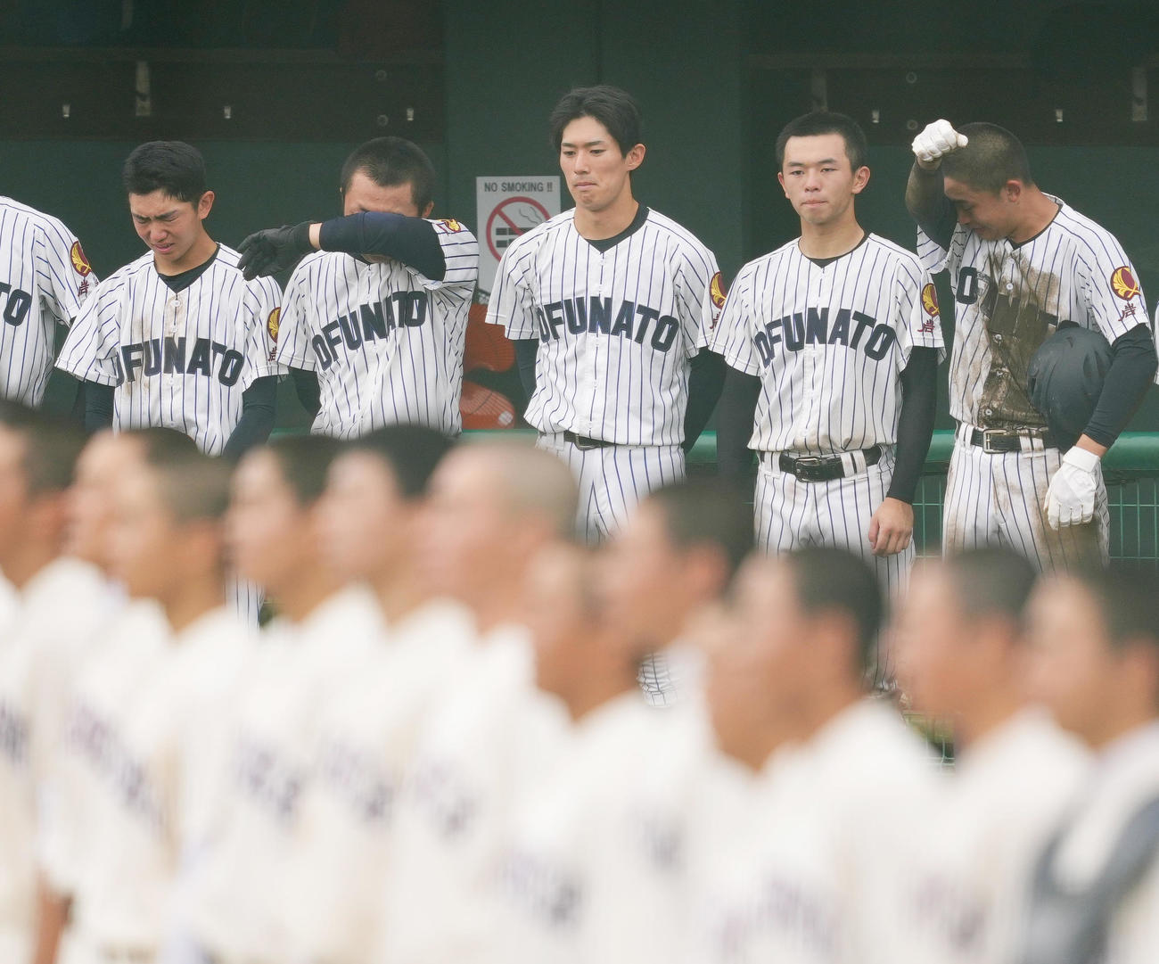 大船渡対盛岡一　盛岡一に敗れ、肩を落とす大船渡・佐々木（中央）（撮影・菅敏）