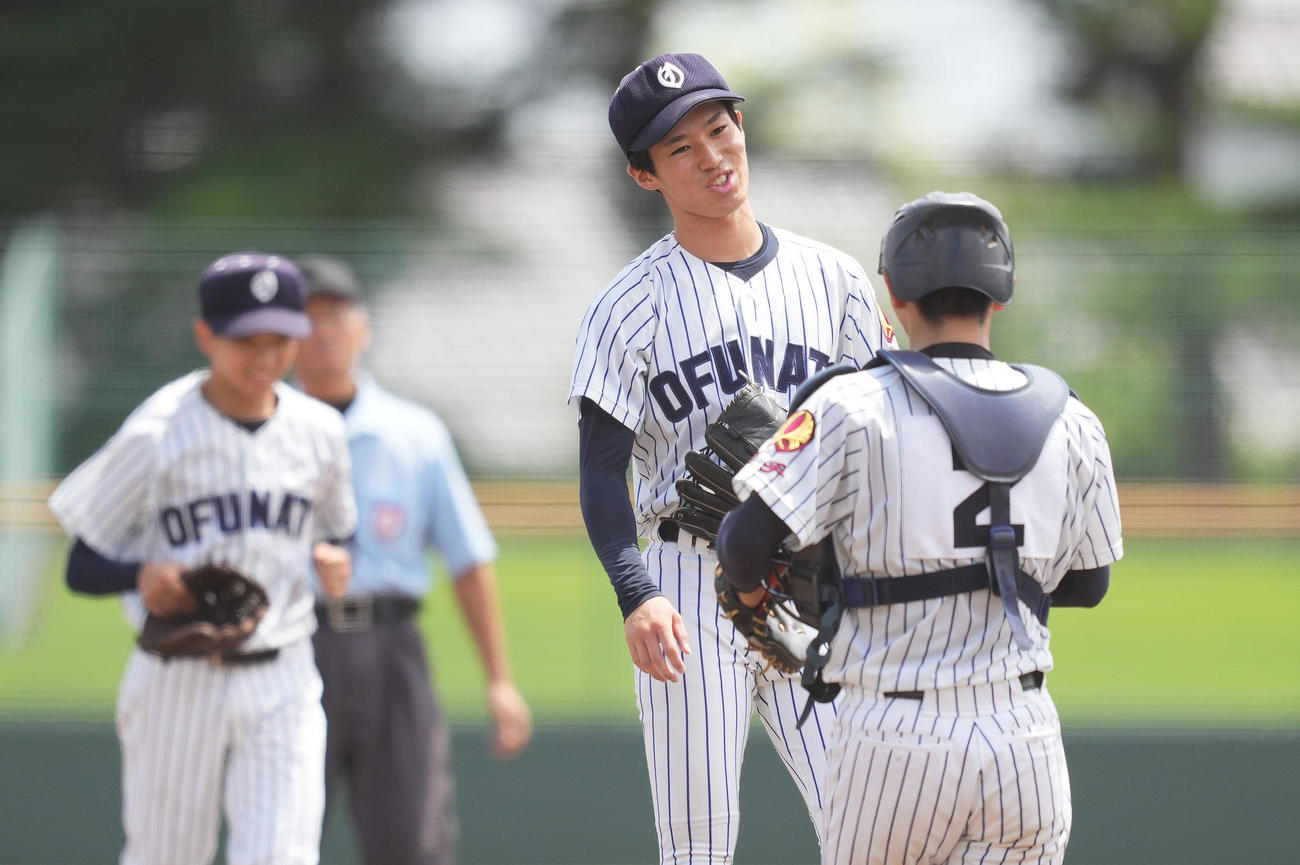 大船渡対盛岡一　2回、捕手志田（右）と話す大船渡先発の佐々木（撮影・菅敏）