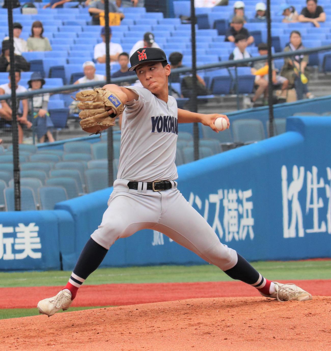高校野球神奈川大会　横浜対相洋　先発し力投する横浜・杉山（撮影・星夏穂）