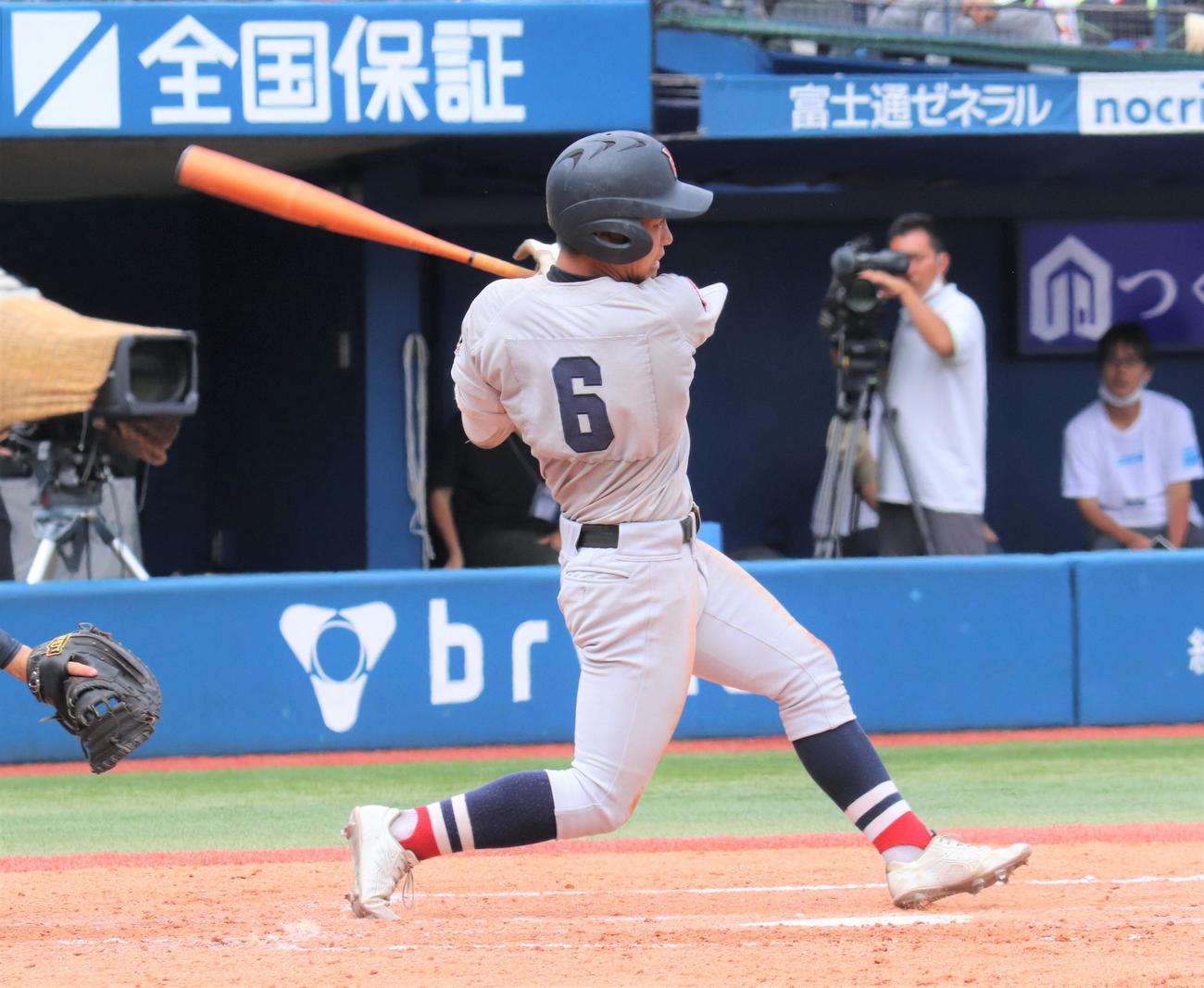 横浜対相洋　3回表横浜1死一塁　左翼への適時二塁打を放つ緒方（撮影・星夏穂）