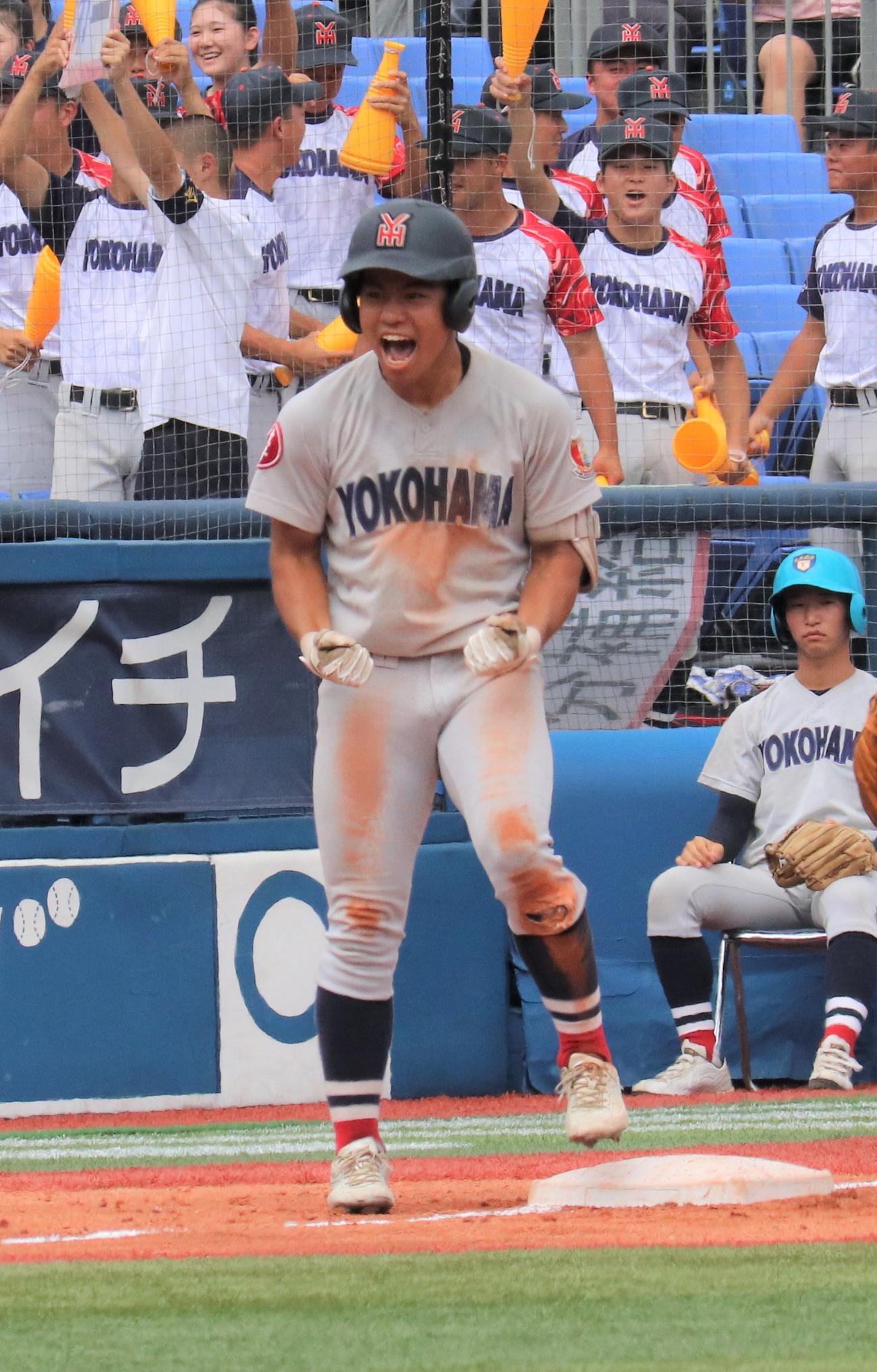 横浜対相洋　3回表横浜1死一塁　左翼への適時二塁打を放ち送球間に三塁まで行きガッツポーズをする緒方（撮影・星夏穂）