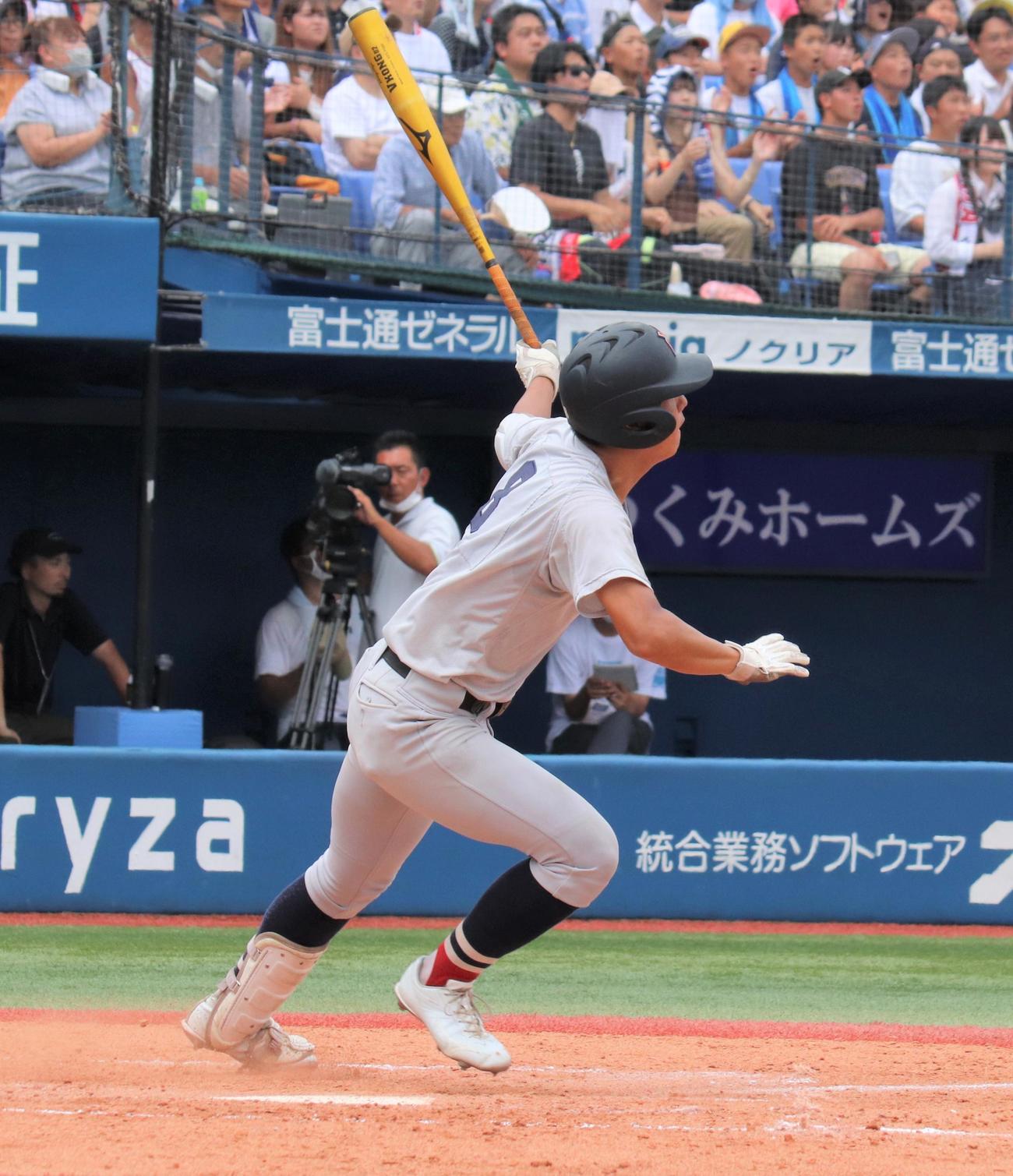 横浜対相洋　4回表横浜1死二塁　左中間への2ラン本塁打を放つ萩（撮影・星夏穂）