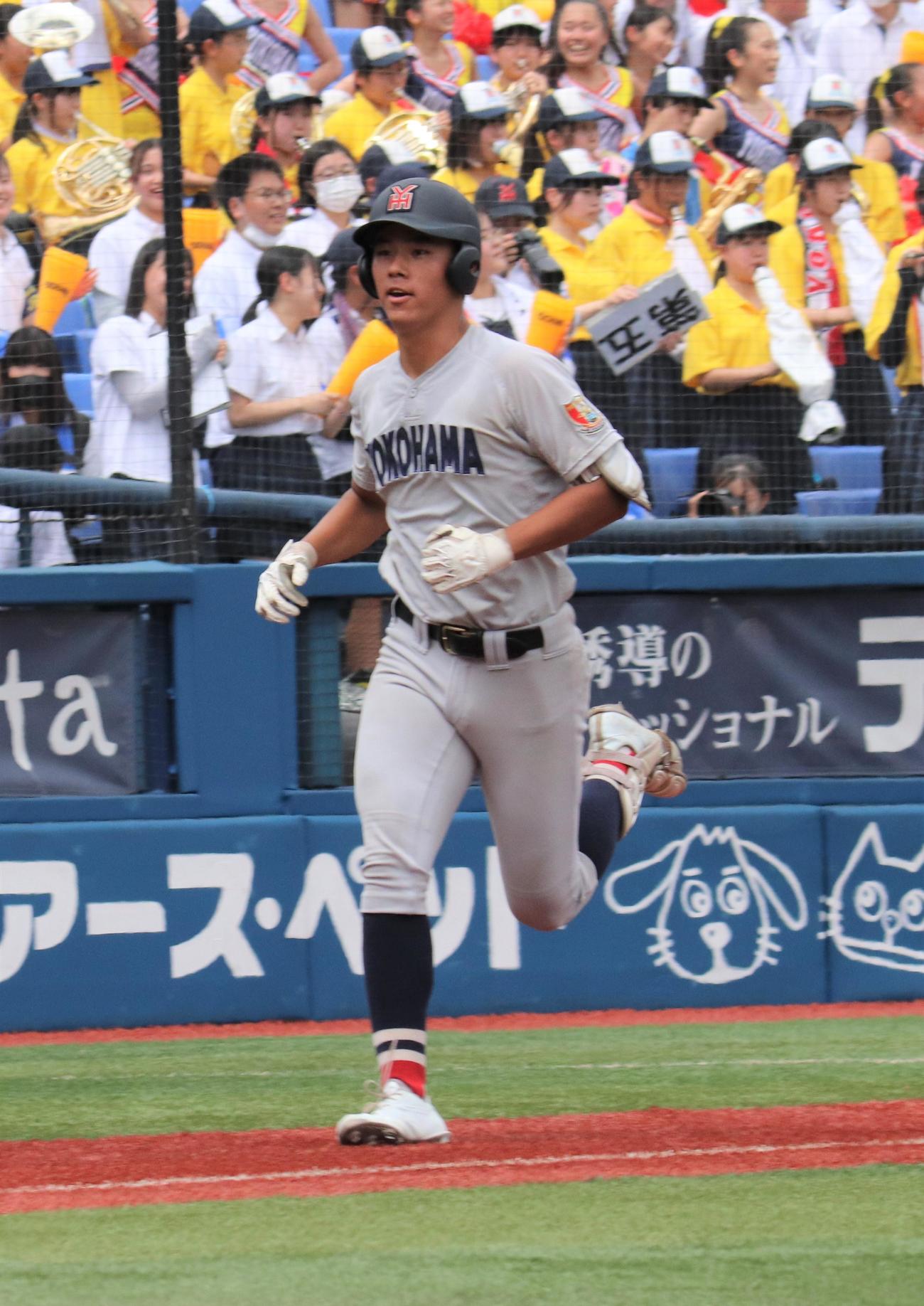 横浜対相洋　4回表横浜1死二塁　左中間への2ラン本塁打を放ちダイヤモンドをまわる萩（撮影・星夏穂）
