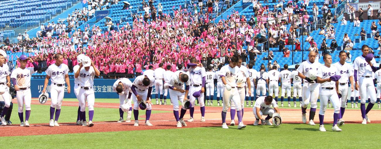 日大豊山対関東第一　延長戦の末に敗れた関東第一の選手たち（撮影・保坂恭子）