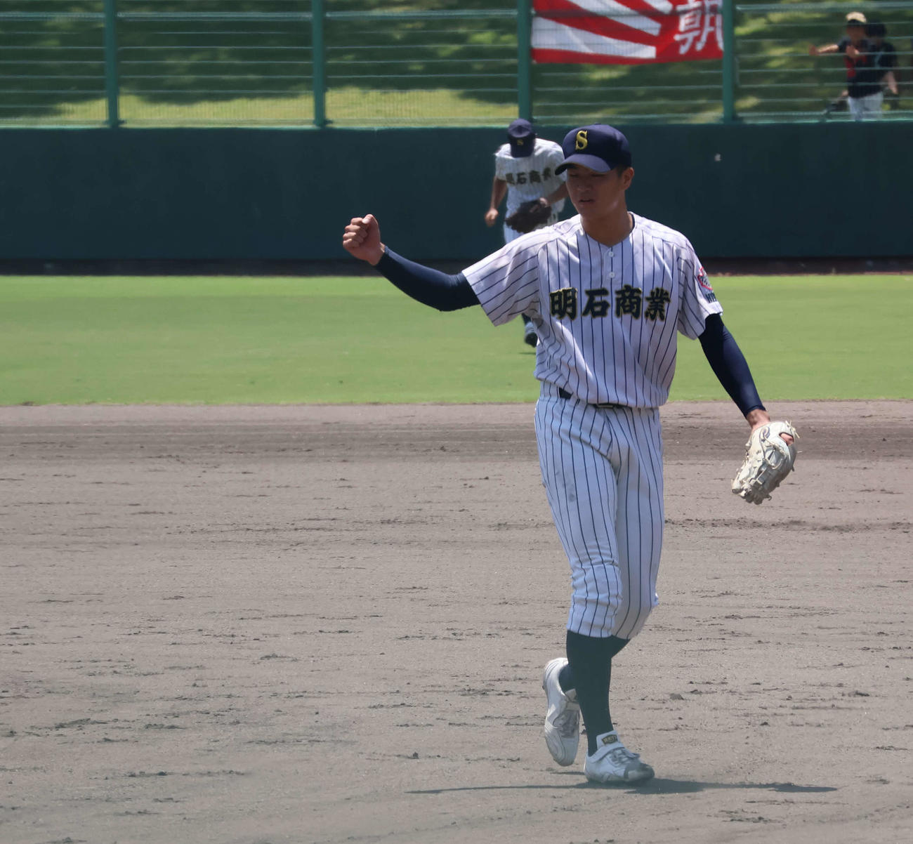 明石商対東播磨　9回裏、完封勝利しガッツポーズする横山（撮影・奥谷爽）