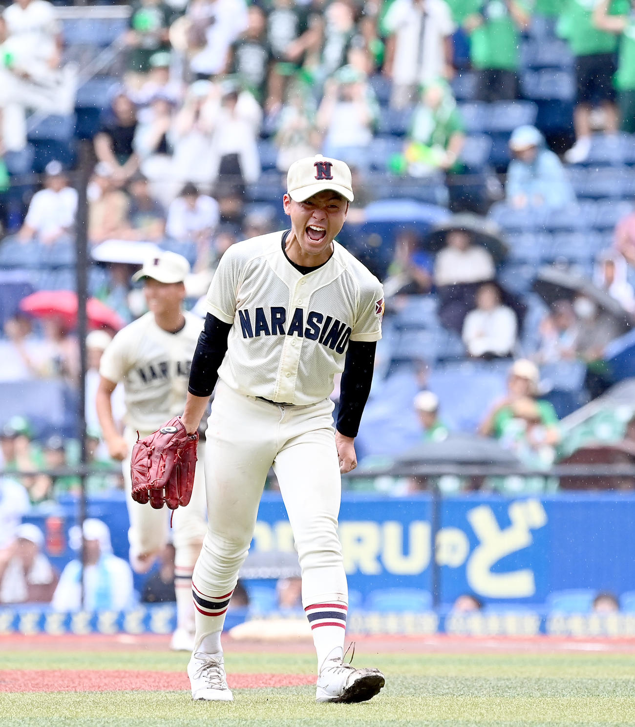 習志野対市船橋　8回裏市船橋2死二、三塁、篠崎大耀を遊直に仕留めほえる湯浅（撮影・たえ見朱実）