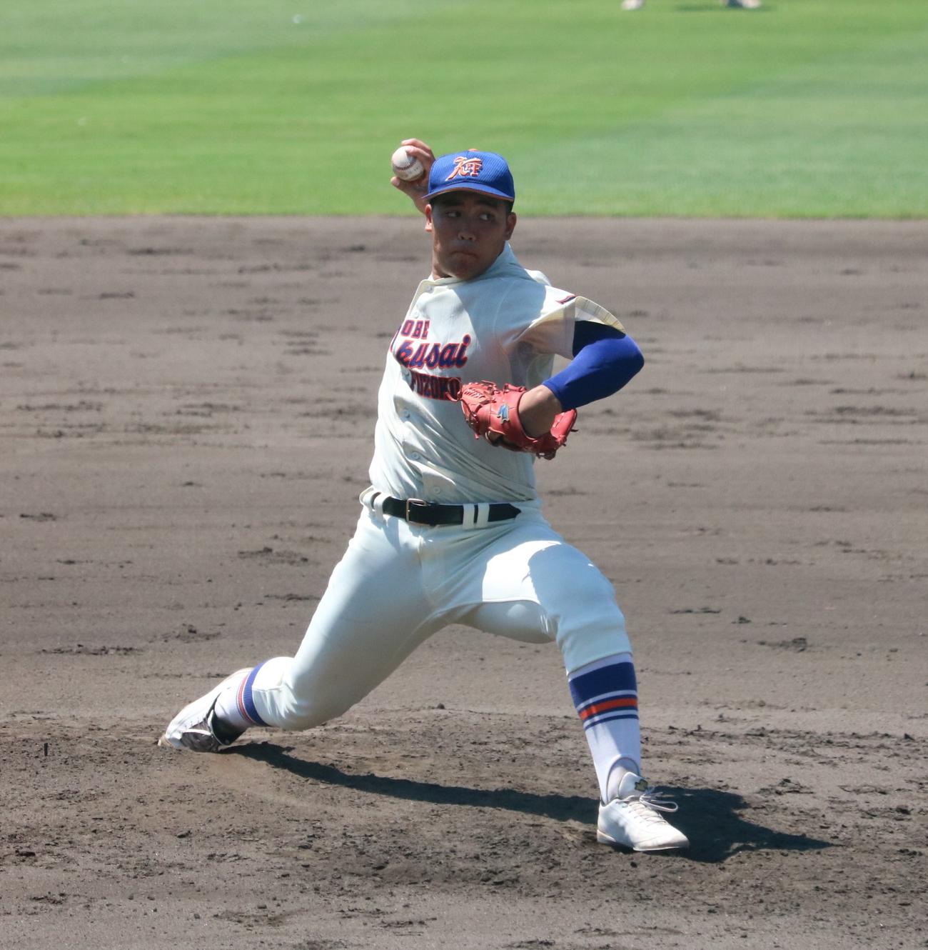 神戸国際大付対報徳学園　神戸国際大付先発の津嘉山憲志郎投手（2年）（撮影・林亮佑）