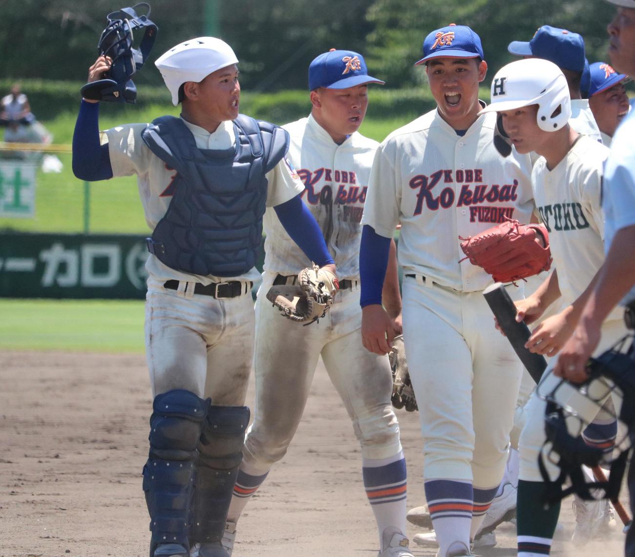神戸国際大付対報徳学園　神戸国際大付の津嘉山憲志郎投手（2年）は完投勝ちしほえる。左は井関駿翔捕手（2年）（撮影・林亮佑）
