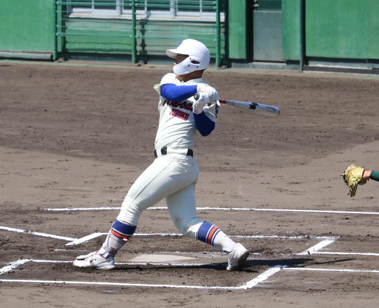 神戸国際大付対報徳学園　1回表2死満塁、神戸国際大付の井関駿翔捕手（2年）が先制打を放つ（撮影・林亮佑）