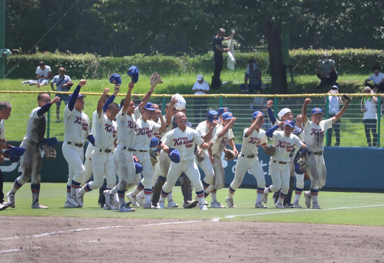 神戸国際大付対報徳学園　神戸国際大付ナインは勝利し、ガッツポーズで喜びを爆発させる（撮影・林亮佑）