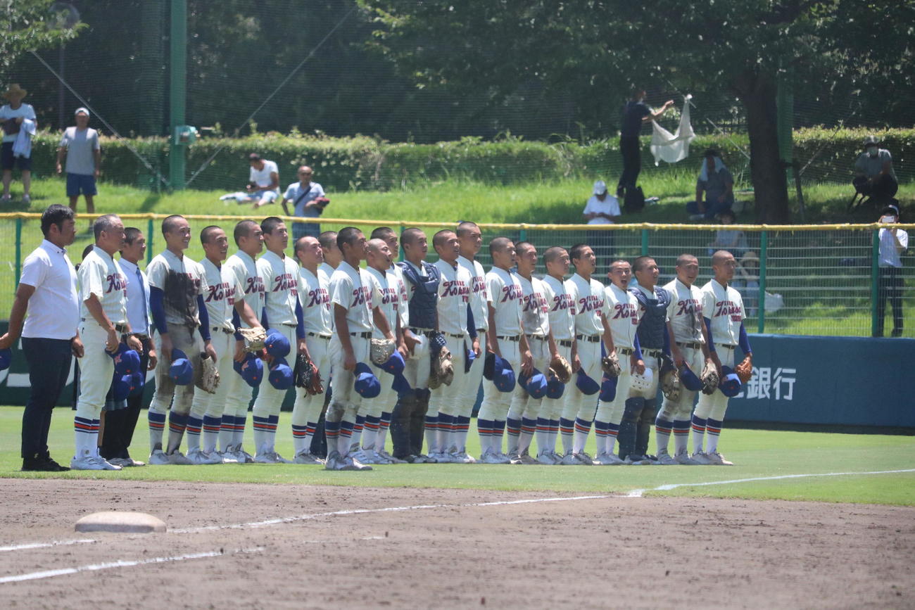 神戸国際大付対報徳学園　神戸国際大付ナインは勝利し、スタンドにあいさつする（撮影・林亮佑）