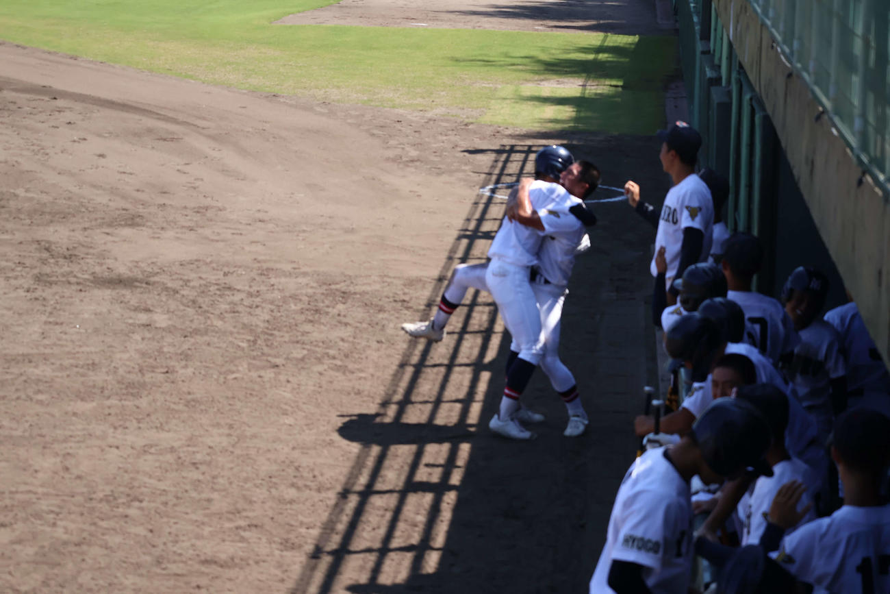 ７回裏、合田選手がナインに熱く迎えられる（撮影・奥谷爽）