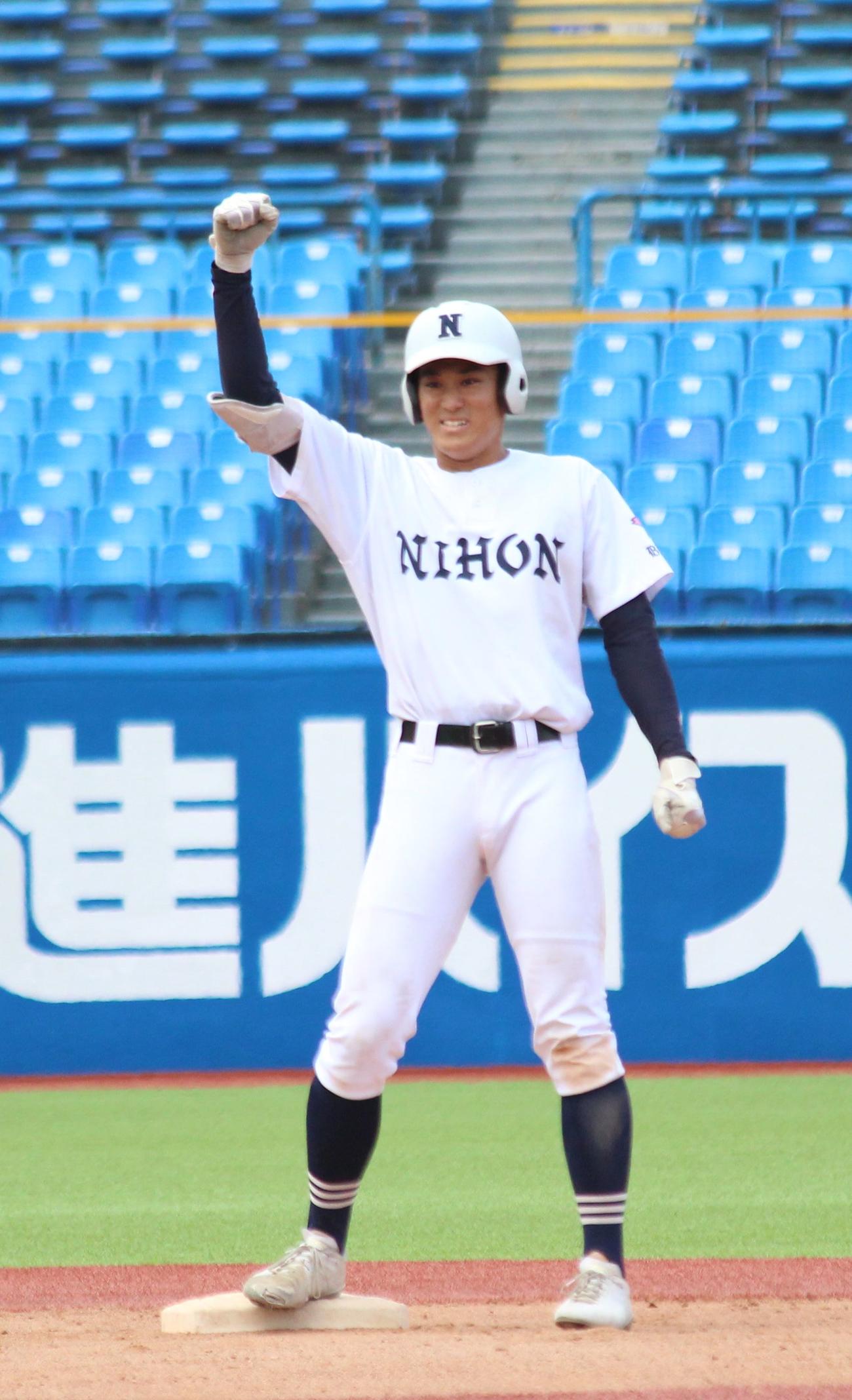日大豊山対関東第一　延長10回表日大豊山2死満塁、適時二塁打を放ちガッツポーズをする井上雅（撮影・保坂恭子）