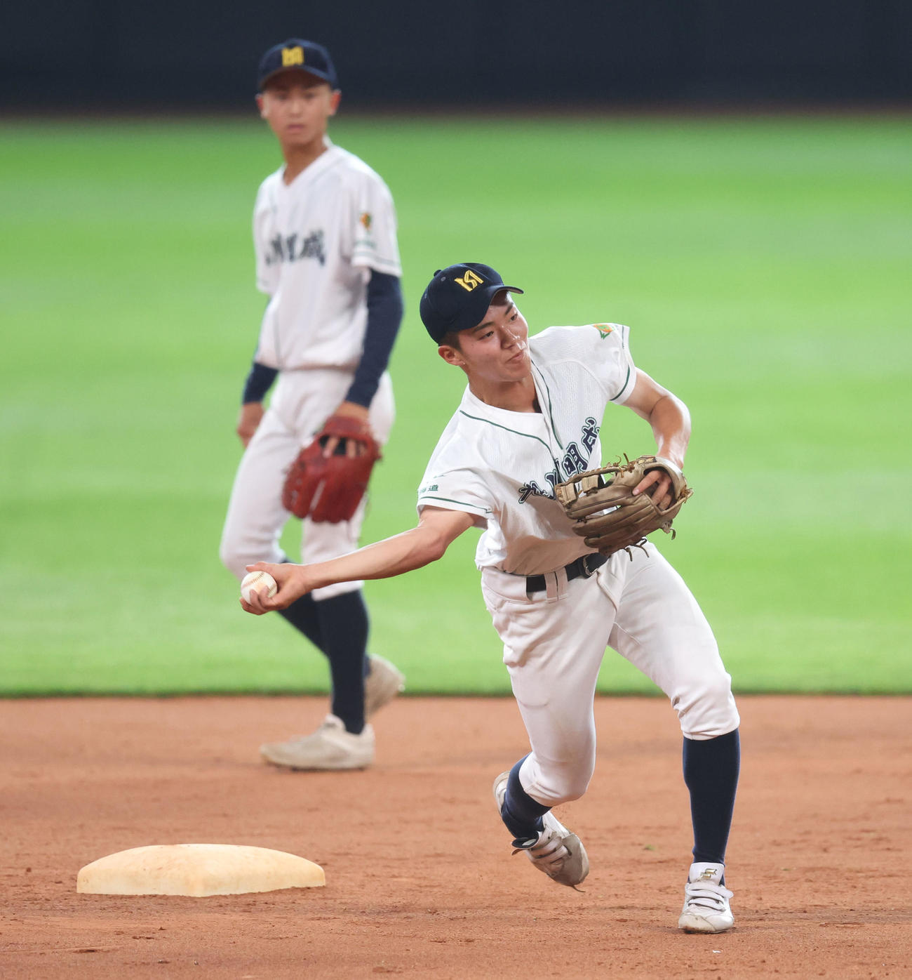 公式練習で守備練習を行う旭川明成ナイン（撮影・佐藤翔太）