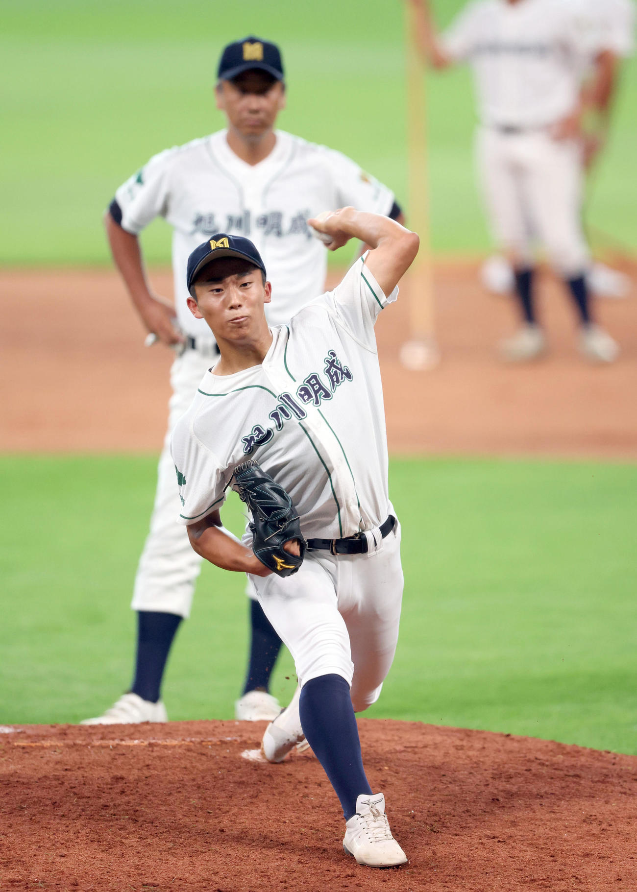 公式練習で父である旭川明成・千葉監督が見つめる中、投球練習をする息子の隆広投手（撮影・佐藤翔太）
