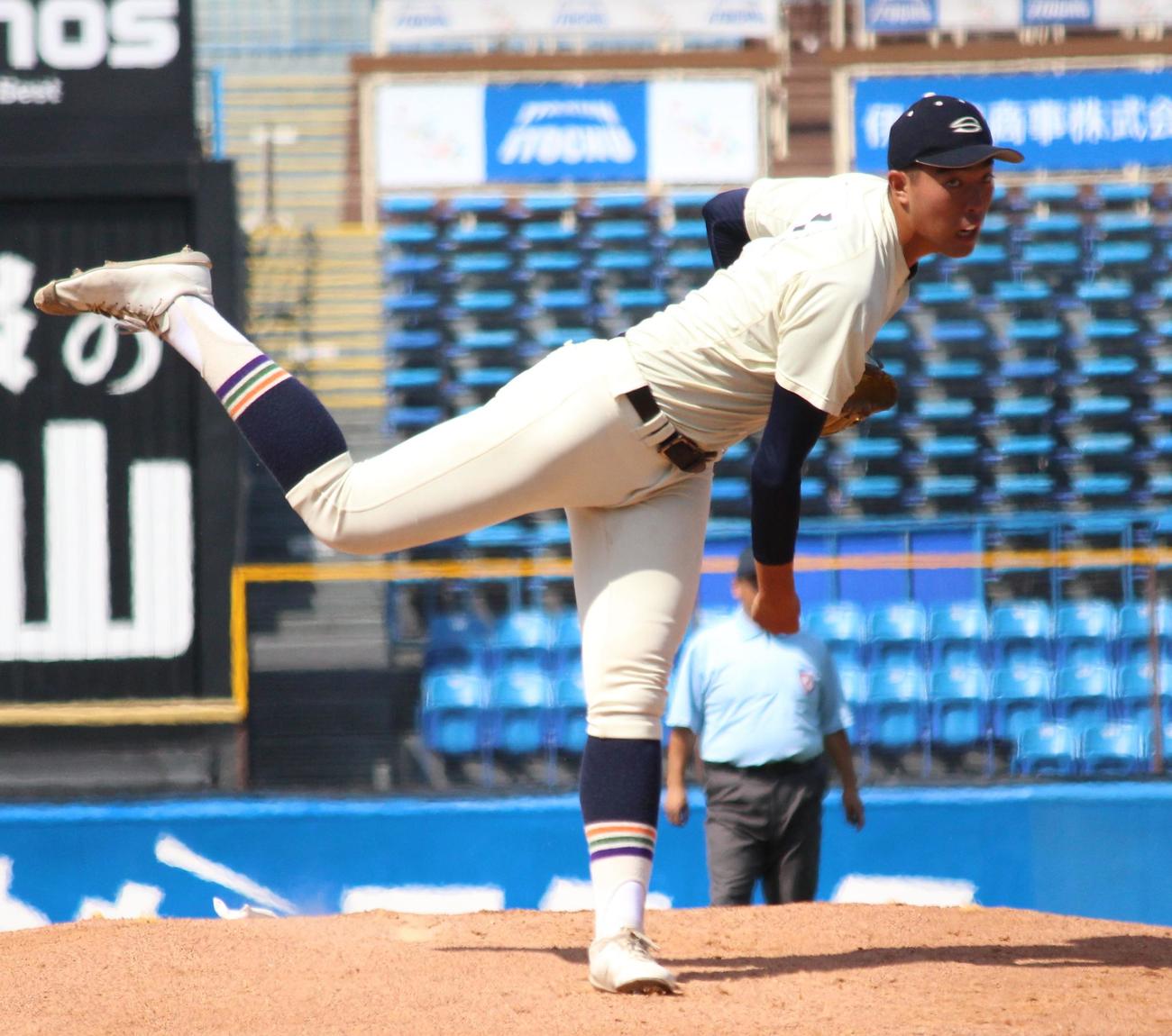 錦城学園対修徳　先発し力投する修徳・篠崎（撮影・保坂恭子）