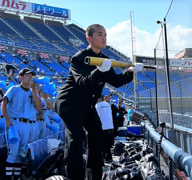 日大藤沢対横浜商　攻撃の時にバットを持って念を送る横浜商の応援団（撮影・星夏穂）
