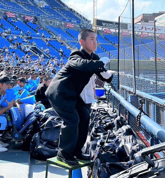 日大藤沢対横浜商　守備の時に守りのポーズで念を送る横浜商の応援団（撮影・星夏穂）