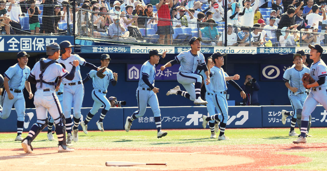 横浜商対日大藤沢　勝利し喜ぶ横浜商ナイン（撮影・星夏穂）