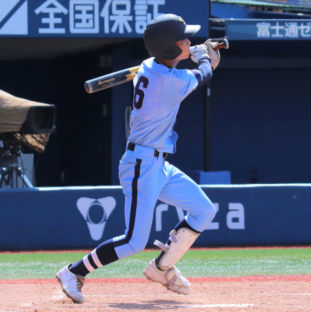 横浜商対日大藤沢　5回裏横浜商2死二、三塁　左翼への適時三塁打を放つ佐藤（撮影・星夏穂）