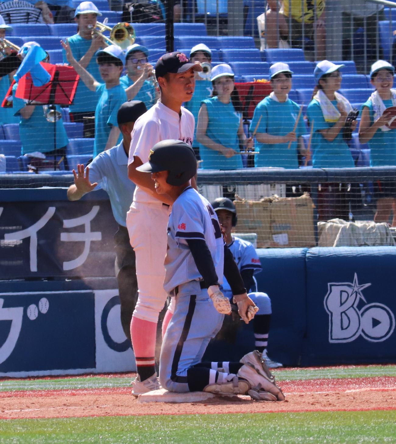 横浜商対日大藤沢　5回裏横浜商2死二、三塁　左翼への適時三塁打を放ち頭からスライディングした佐藤（撮影・星夏穂）