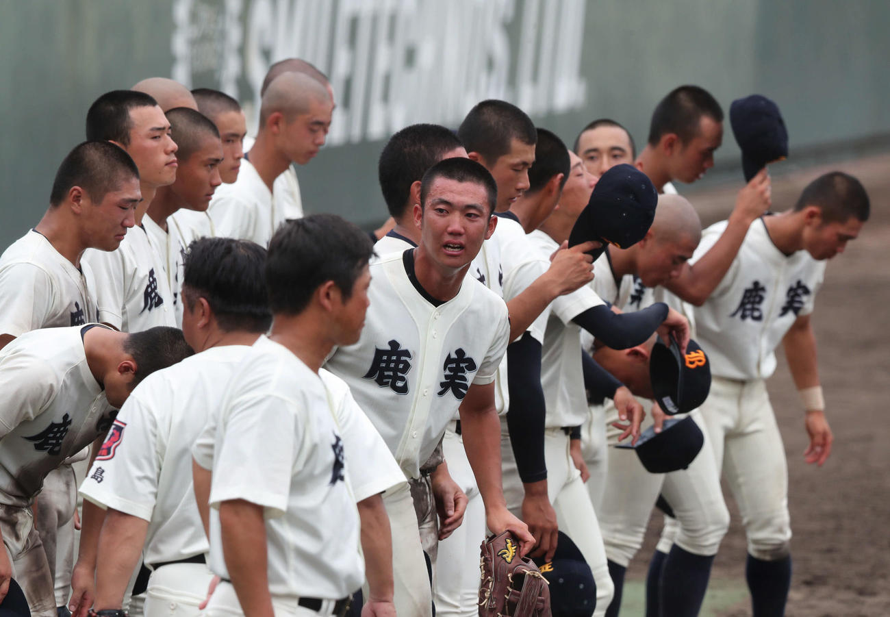 神村学園に敗れた鹿児島実はベンチ前で肩を落とす（撮影・梅根麻紀）