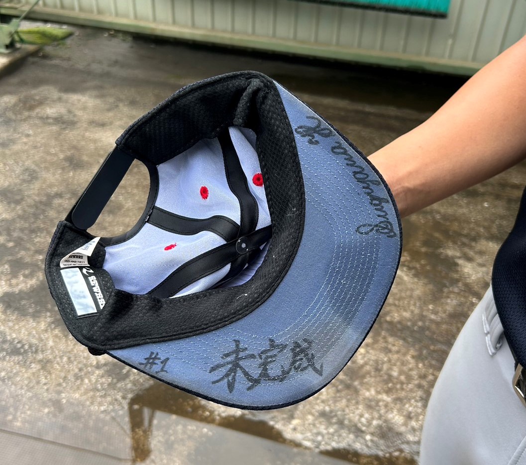 「未完成」の文字が書かれた横浜・杉山の帽子（撮影・星夏穂）