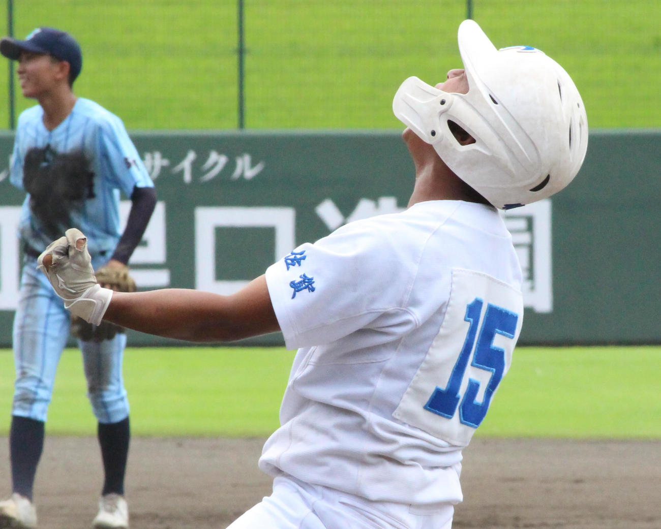 東明館対北陵　10回裏北陵2死一、二塁、右前同点適時を放ち、一塁でほえる西久保（撮影・菊川光一）