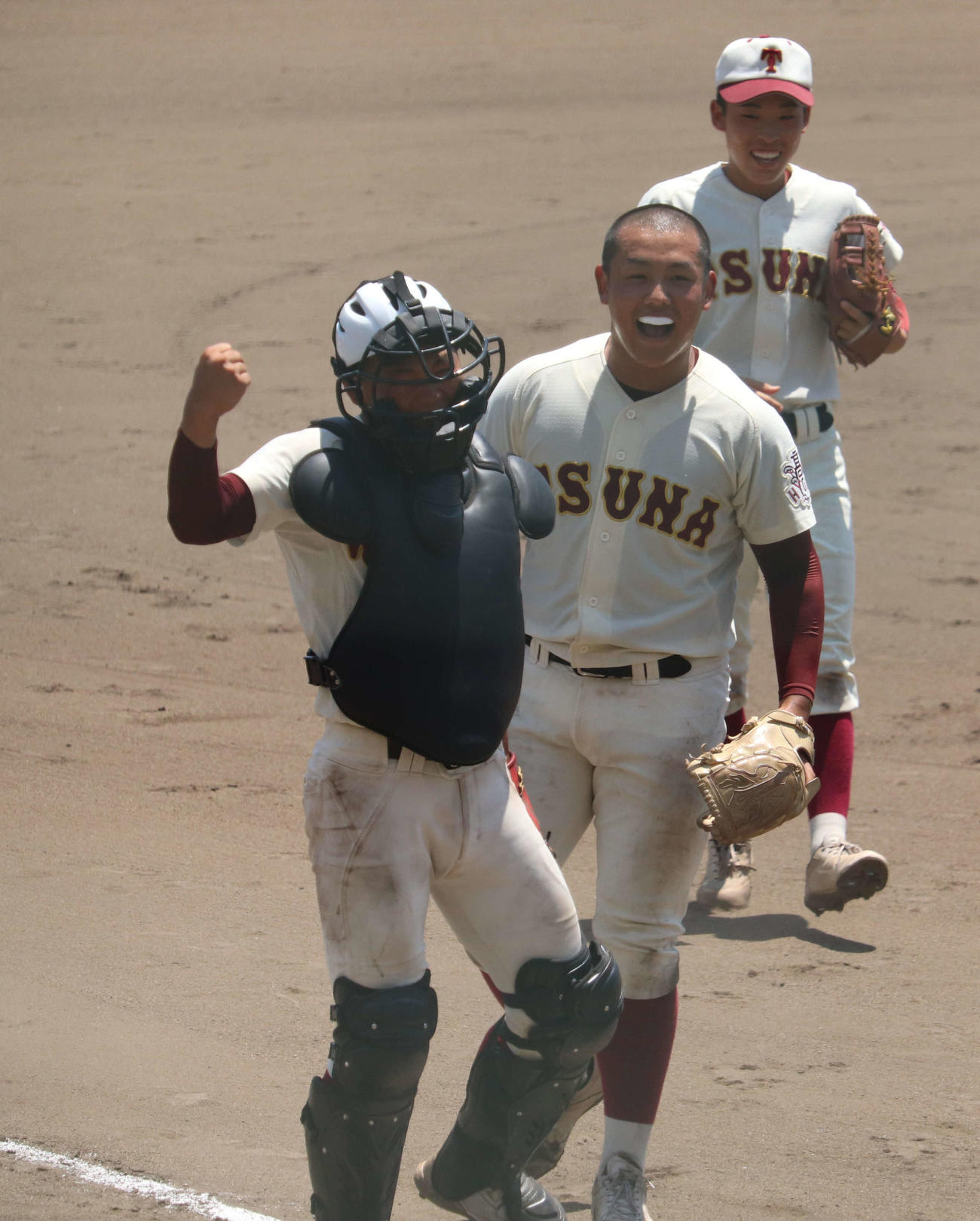 津名対東洋大姫路　勝利しバッテリーで喜びを分かち合う佐藤（中央）と大傍（撮影・松野奈音）
