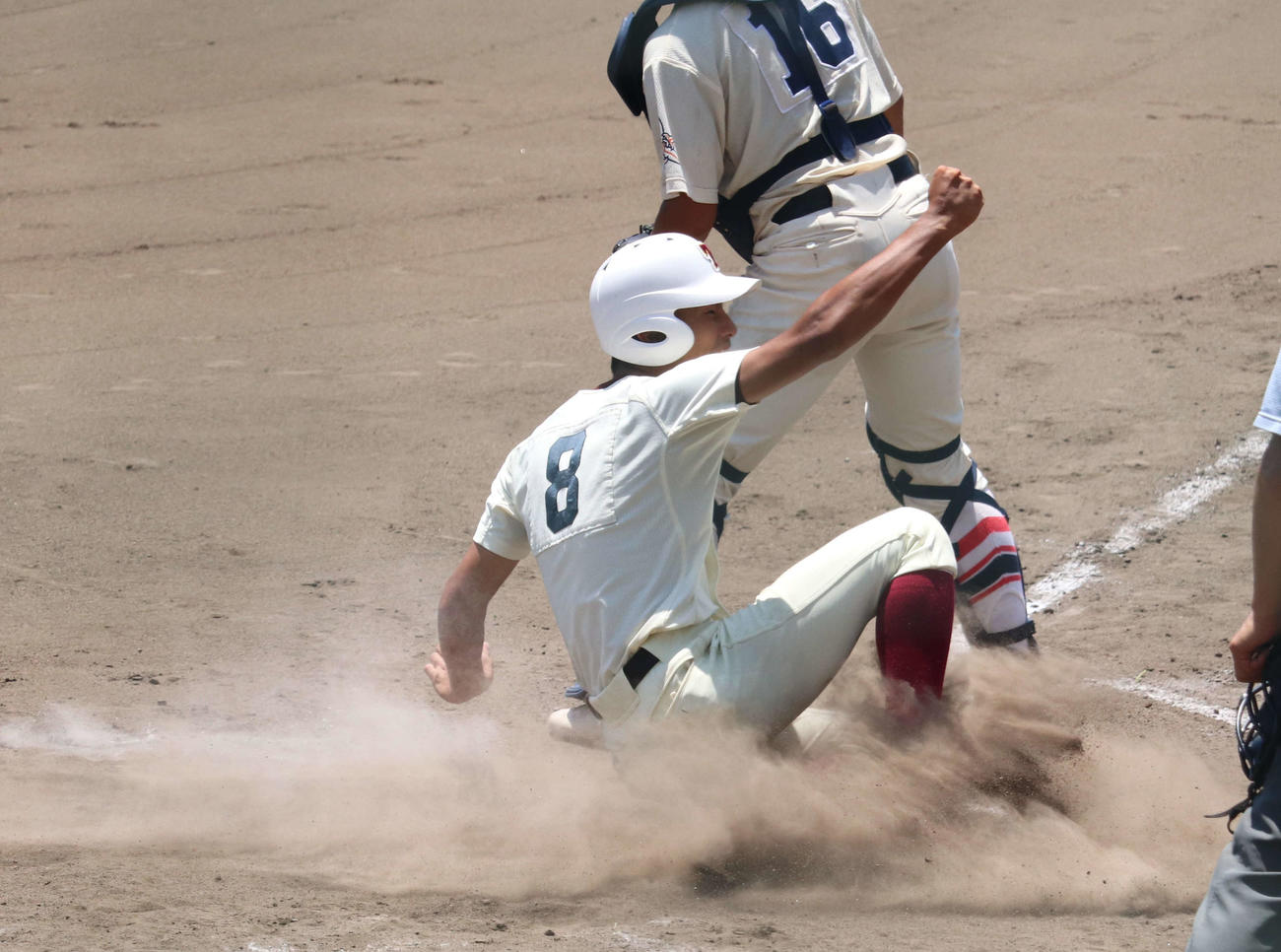 兵庫大会　津名対東洋大姫路　8回一塁から上田啓輔内野手（3年）の適時三塁打により、ガッツポーズしながら滑り込む遠田晃生外野手（2年）（撮影・松野奈音）