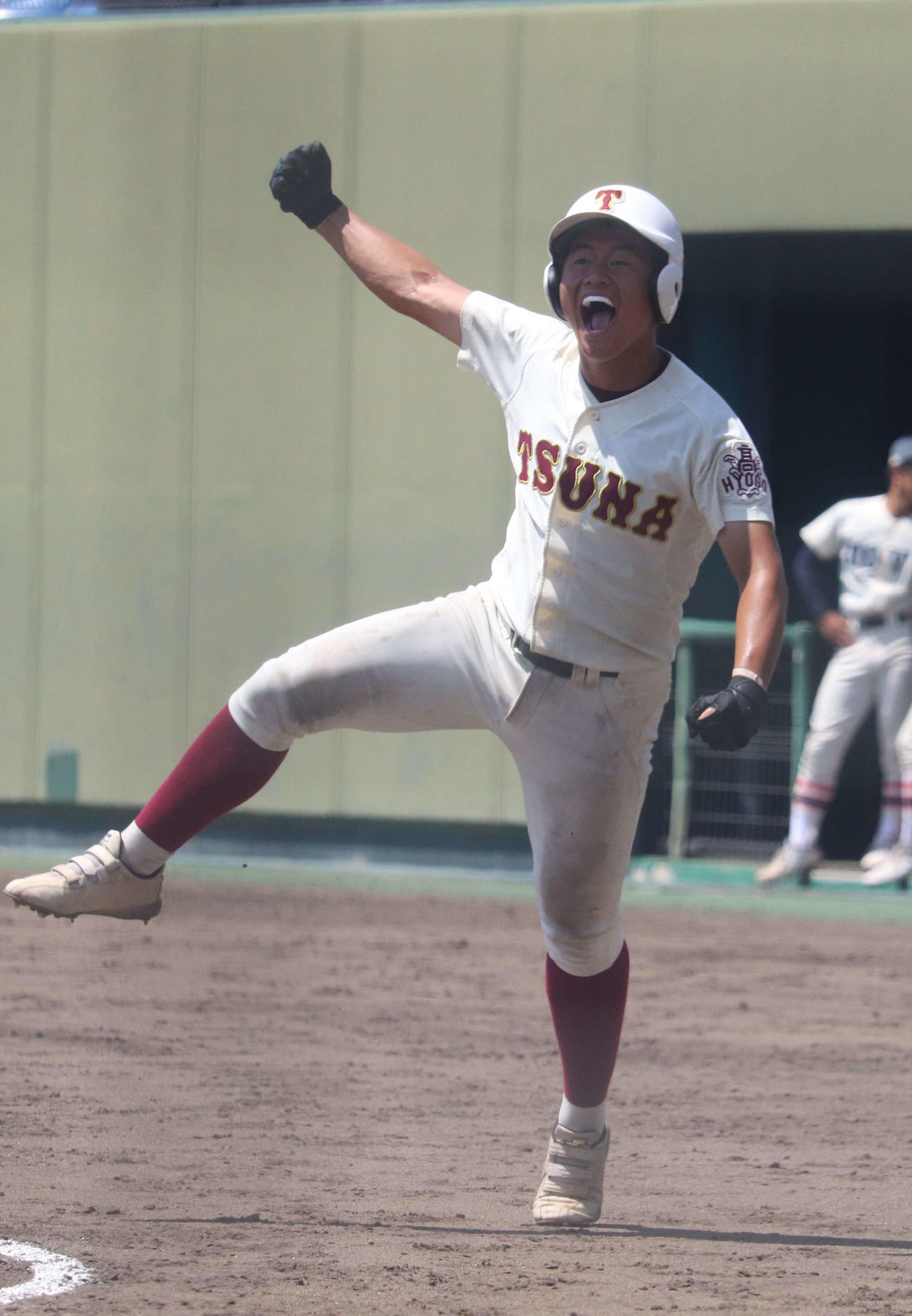 兵庫大会　津名対東洋大姫路　5回二死で5番遠田晃生外野手（2年）の適時二塁打でホームに帰還し喜ぶ藤江陽光内野手（3年）（撮影・松野奈音）