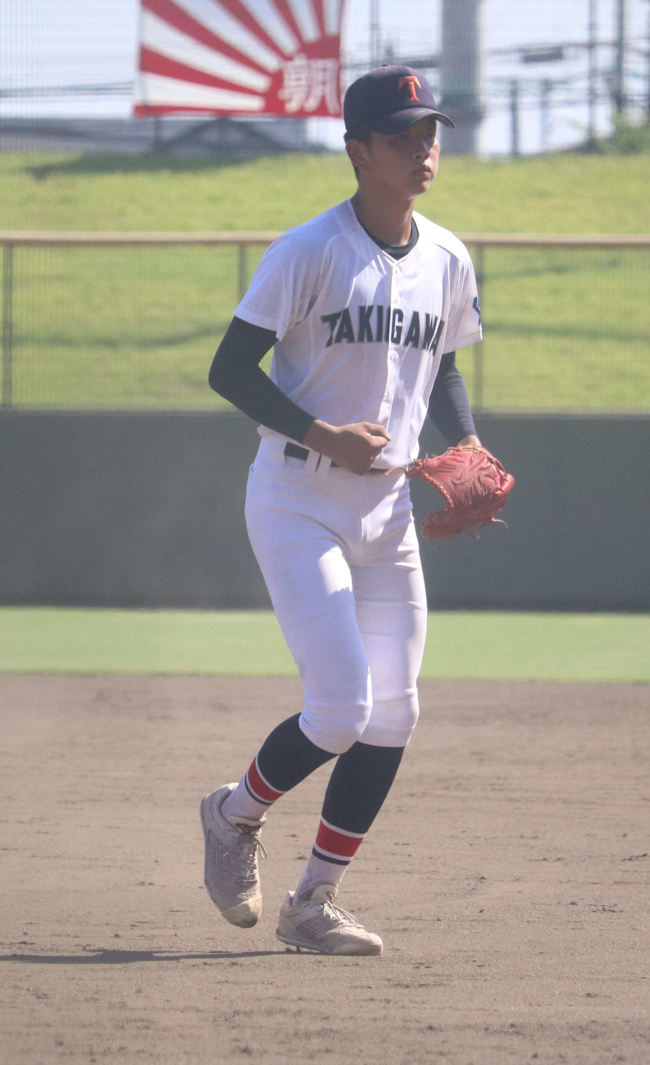 兵庫大会　滝川二対神戸弘陵　勝利後、淡々と列に並びに走る坂井陽翔投手（3年）（撮影・松野奈音）