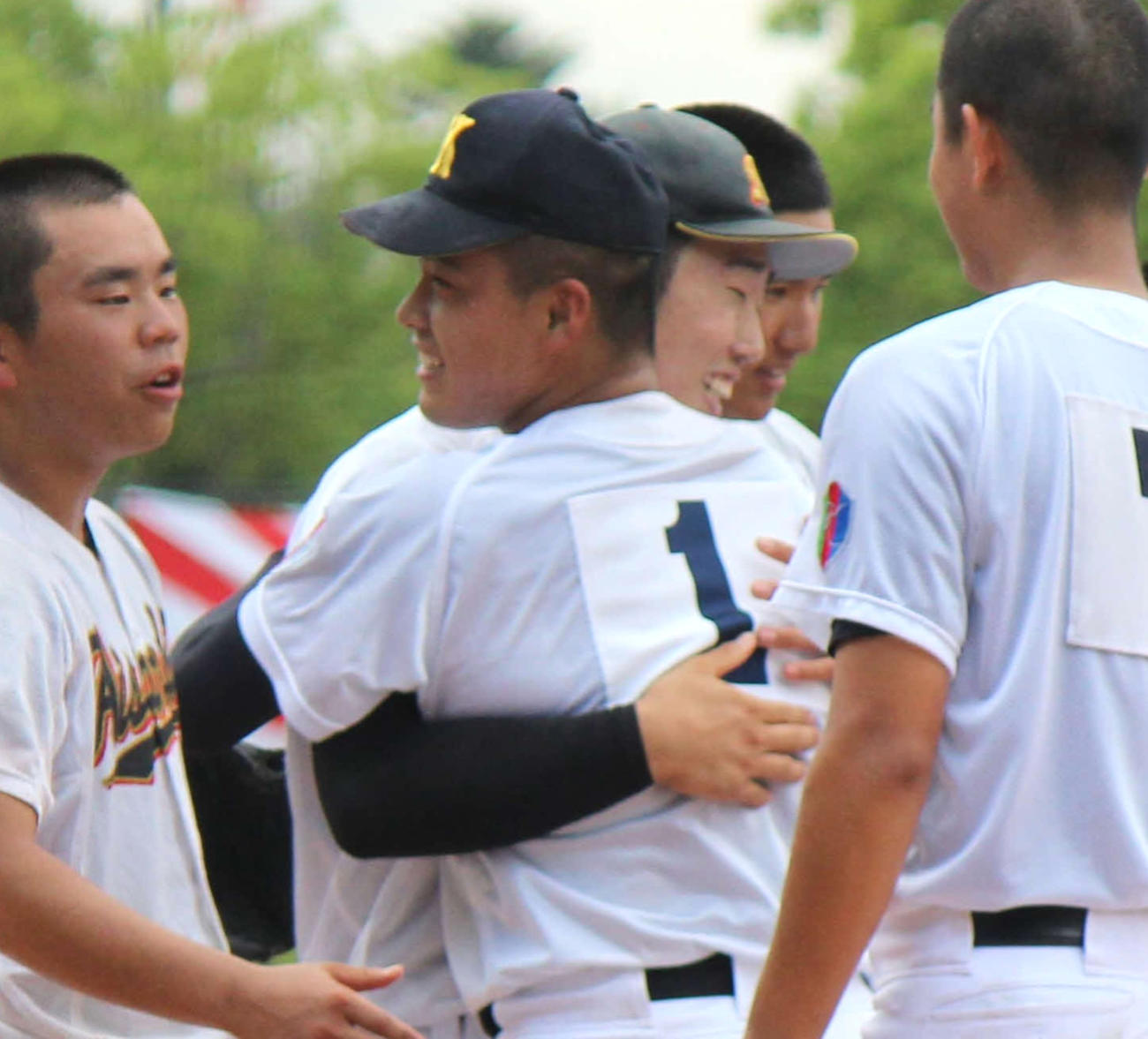 試合後にハグをする愛知産大工・天野（中央奥）と享栄・東松（同手前）（撮影・柏原誠）