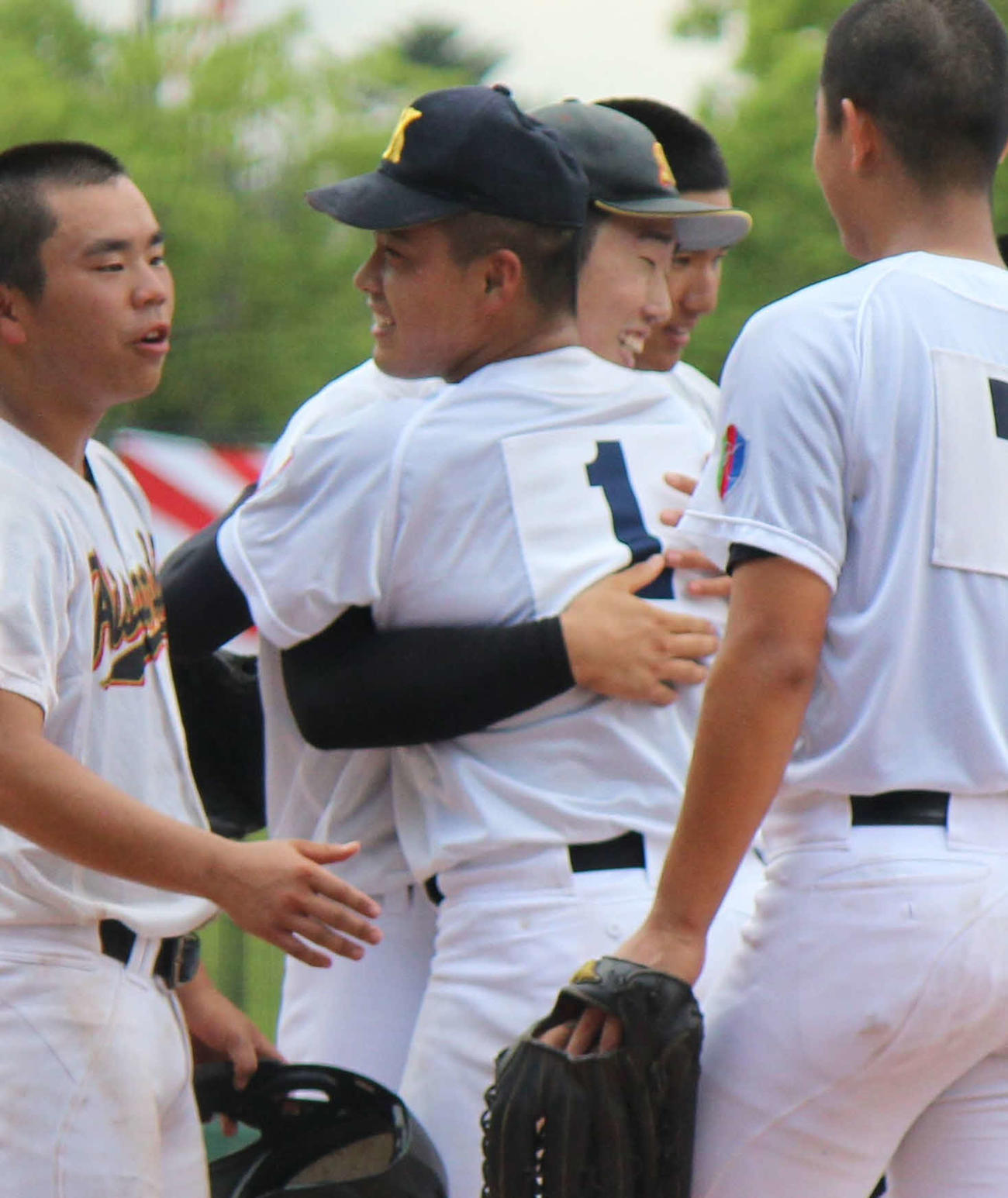 試合後にハグをする愛知産大工・天野（中央奥）と享栄・東松（同手前）（撮影・柏原誠）