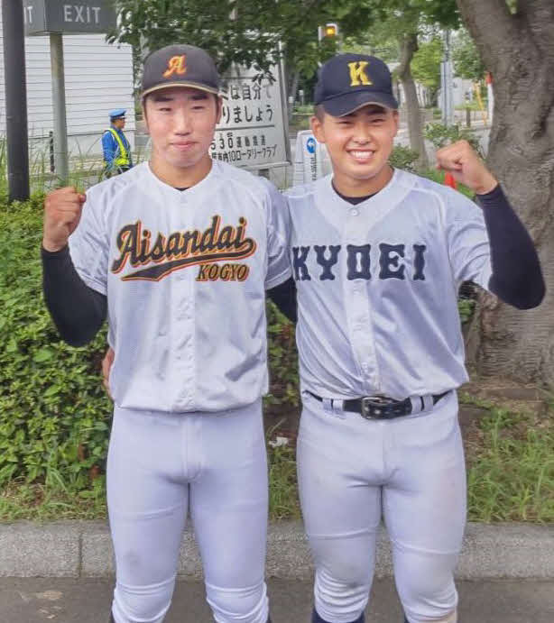 並んでポーズをとる愛知産大工・天野（左）と享栄・東松（撮影・柏原誠）