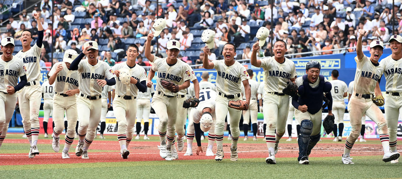 習志野対市船橋　市船橋に勝利し笑顔を見せる習志野ナイン＝（撮影・たえ見朱実）