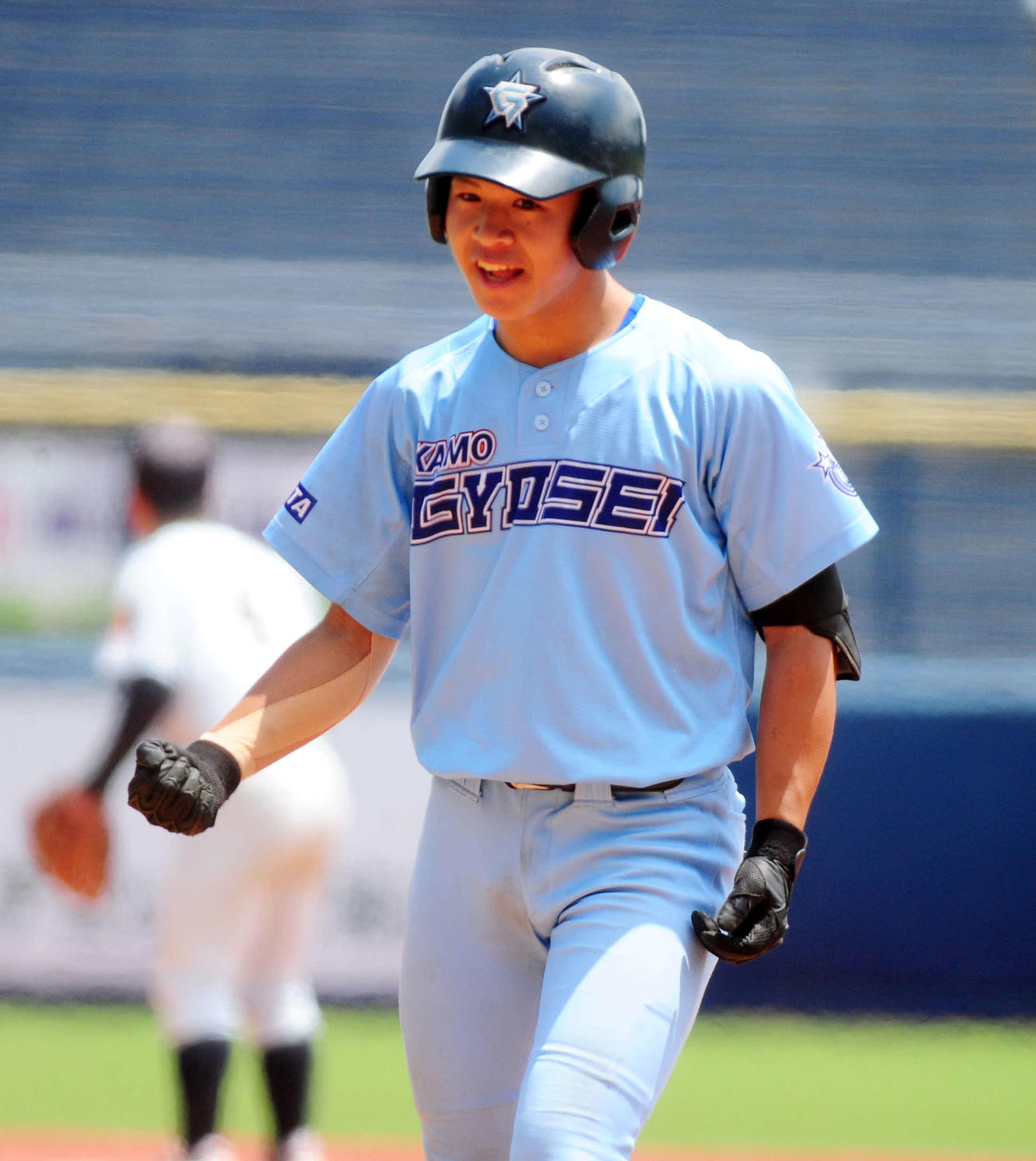 加茂暁星対新潟明訓　8回表、勝ち越しの左前打を放ち、ガッツポーズの加茂暁星・栗林